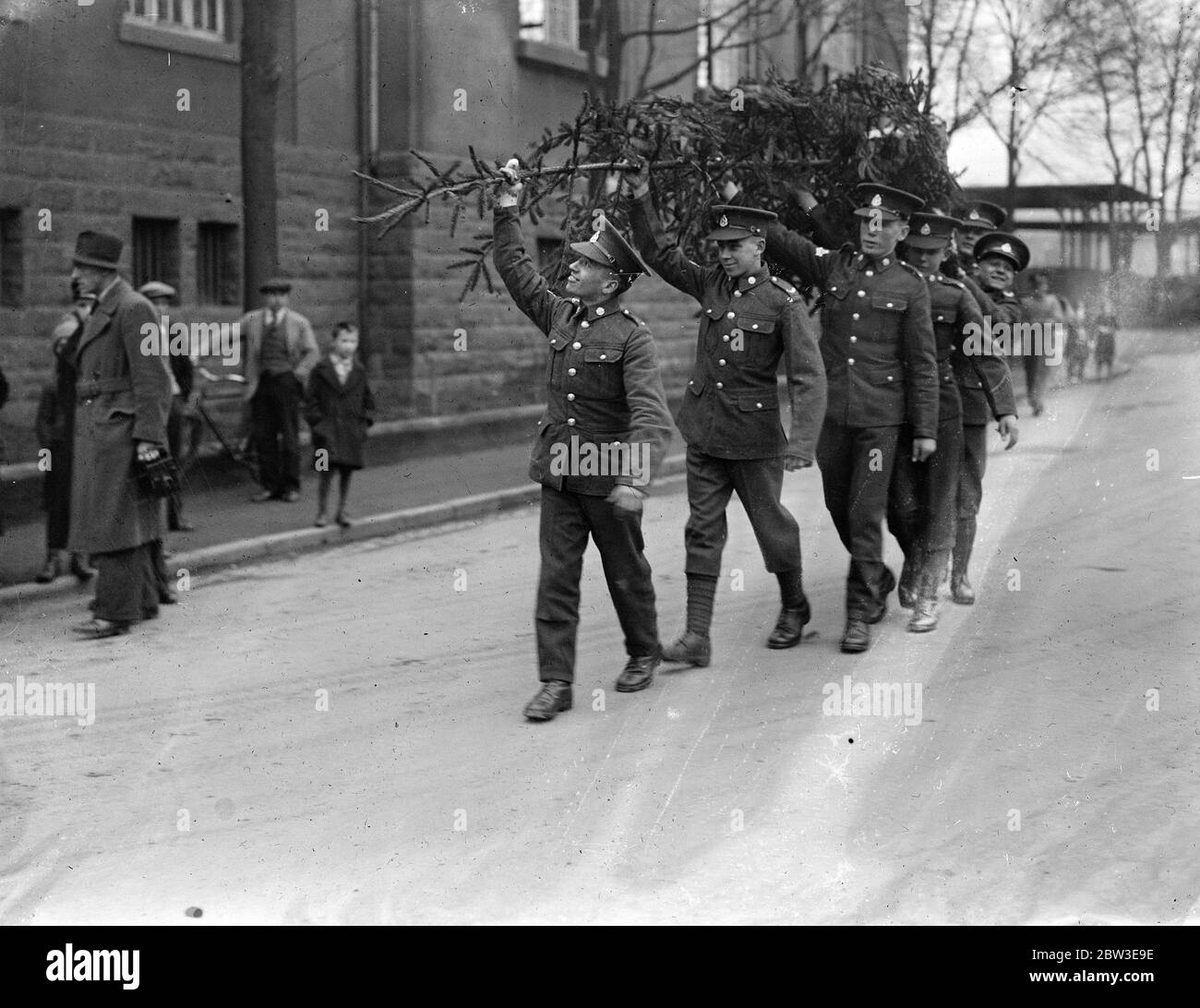 Britische Tommys verbringen ein fröhliches Weihnachten in der Saar. Soldaten bringen in den Weihnachtsbaum . 26 Dezember 1934 Stockfoto