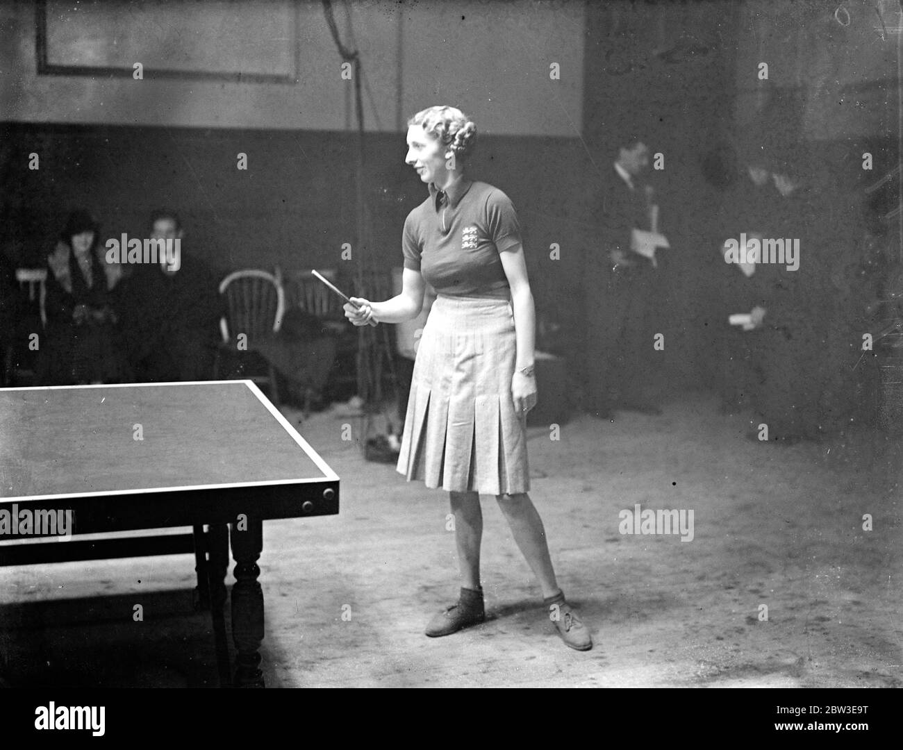 Kämpfen für Plätze in Frauen Tischtennis-Team zu europäischen Spielen zu spielen. Miss D M Emin im Spiel . 20. Januar 1935 Stockfoto