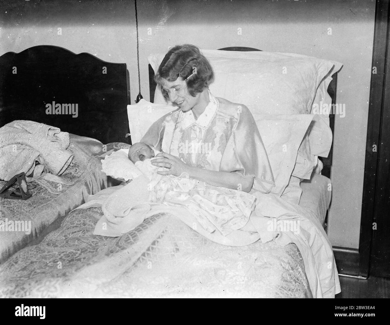 Neues Baby Austin, erstes Bild von Sir Herbert 's Enkel. Frau Lambert mit Baby Sohn . 28 Dezember 1934 Stockfoto
