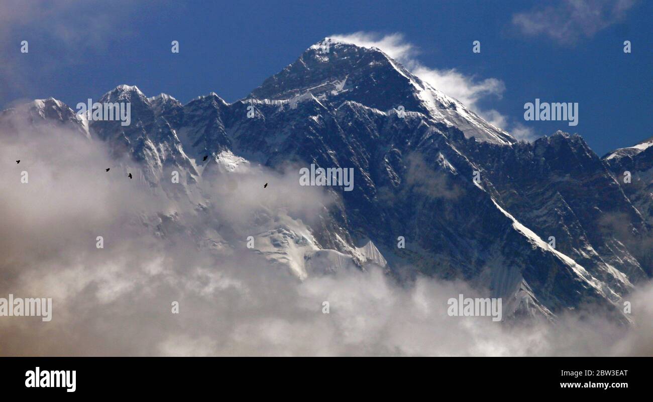 Namchebazar, Nepal. Mai 2020. Das Foto zeigt den Mount Everest vom Sagarmatha National Park, einem UNESCO-Weltkulturerbe-Zentrum in Namchebazar in Solukhumbu, Nepal. Alle Expeditionen zum Mount Everest wurden in diesem Jahr aufgrund der landesweiten Lockdown im Zuge des COVID-19 Ausbruchs abgesagt. Der Internationale Everest Day wird jährlich am 29. Mai zum Gedenken an den ersten Gipfel des Mt. Everest von Sir Edmund Hillary und Tenzing Norgay Sherpa. Kredit: Sunil Sharma/ZUMA Wire/Alamy Live News Stockfoto