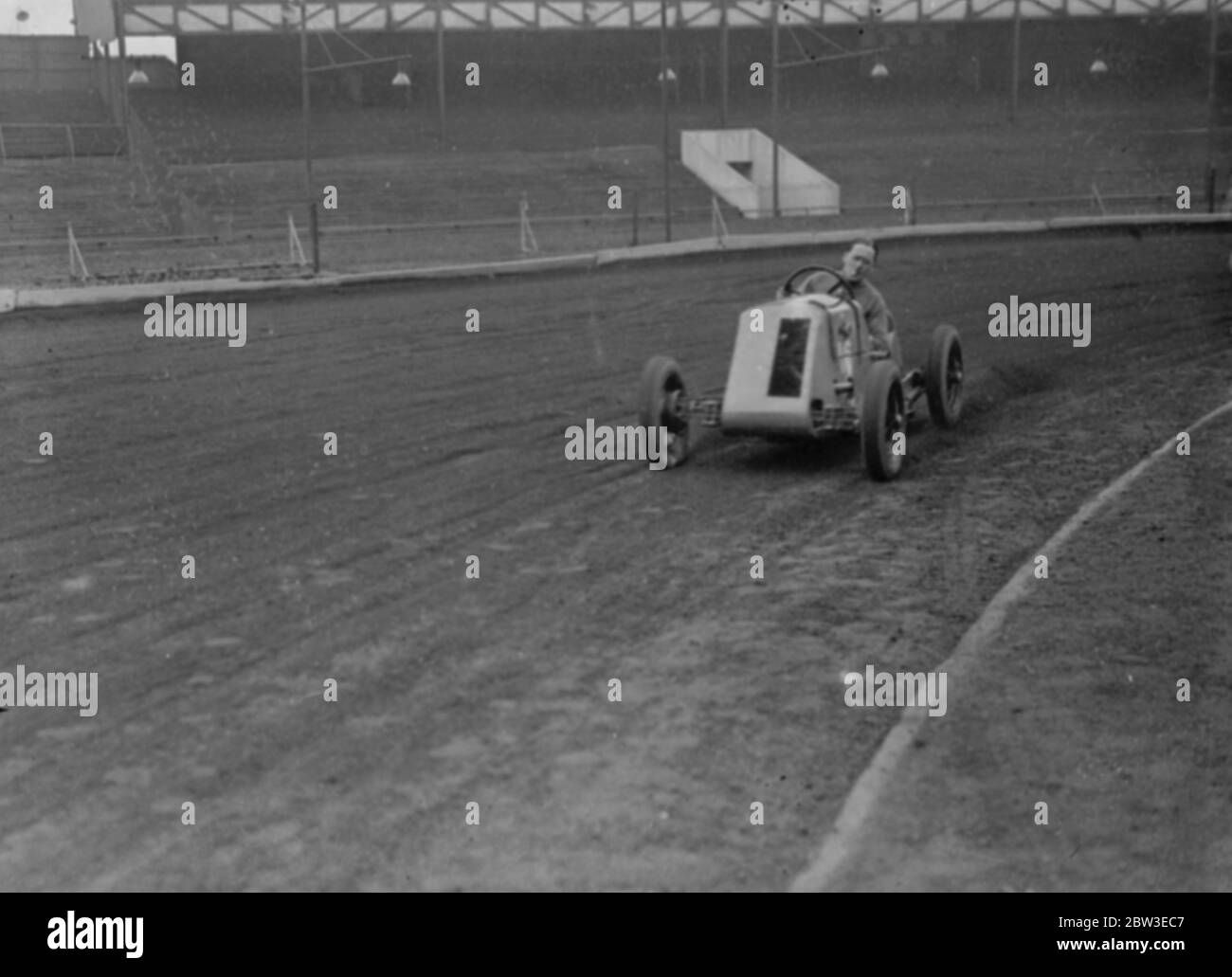 West Ham Speedway zu Midget Autorennen einzuführen. Brooklands Rekordhalter entwirft neues Baby. Foto zeigt Harold ( Tiger ) Stevenson . tritt den Schmutz, wie er eine Ecke in einem Mittelklassepoar bei West Ham nimmt . 20 Juni 1935 Stockfoto