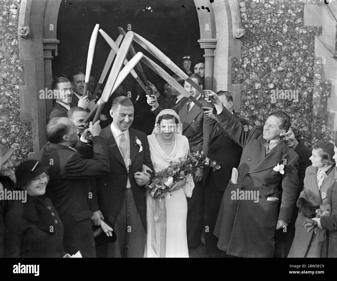 Ehrenwache der Cricket-Fledermäuse bei Essex Captain 's Hochzeit , Herr T Pearce , Miss Stella Rippon in Chelmsford . 15. Januar 1935 Stockfoto
