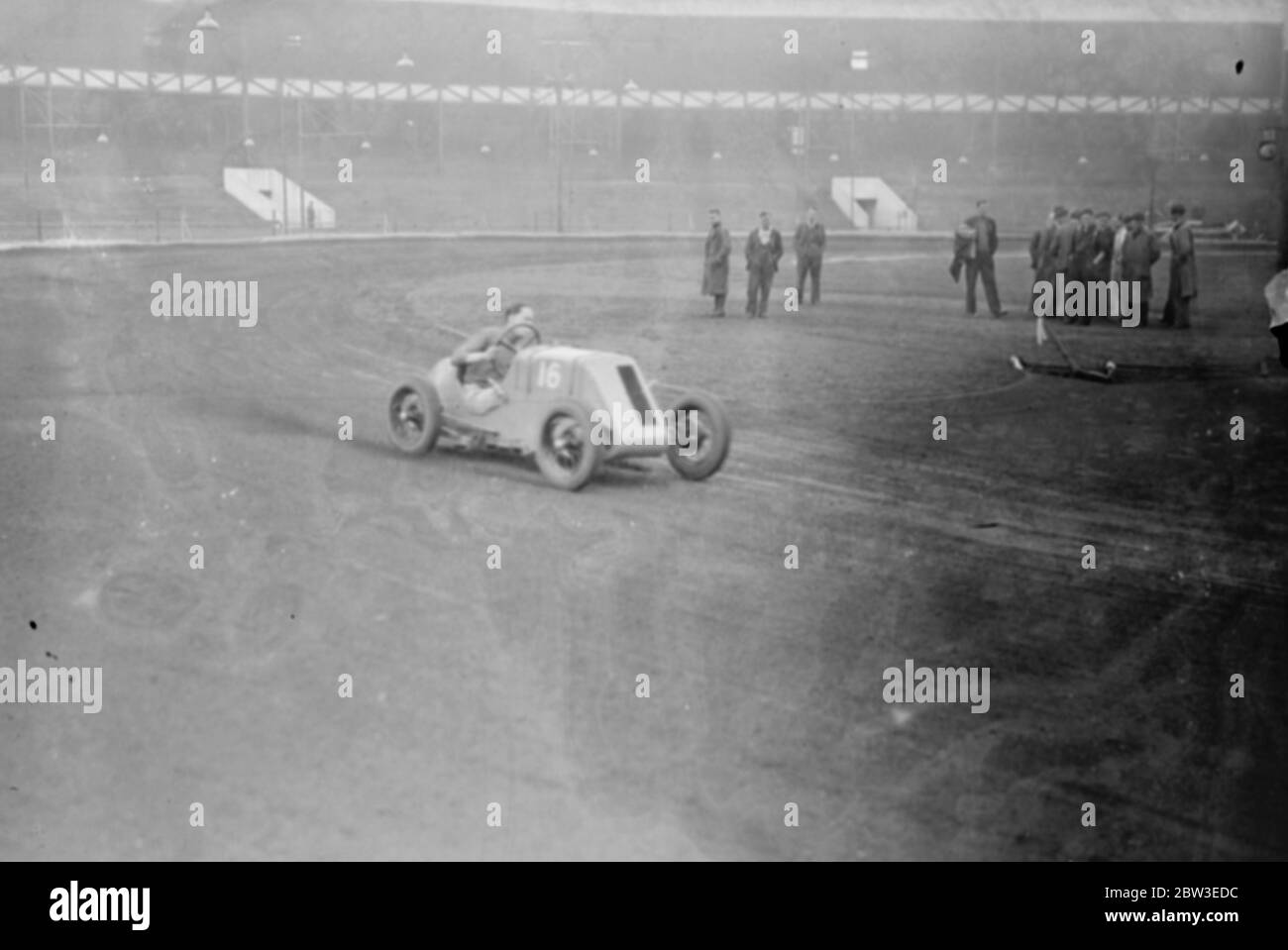 West Ham Speedway zu Midget Autorennen einzuführen. Brooklands Rekordhalter entwirft neues Baby. Foto zeigt Harold ( Tiger ) Stevenson . tritt den Schmutz, wie er eine Ecke in einem Mittelklassepoar bei West Ham nimmt . 20 Juni 1935 Stockfoto