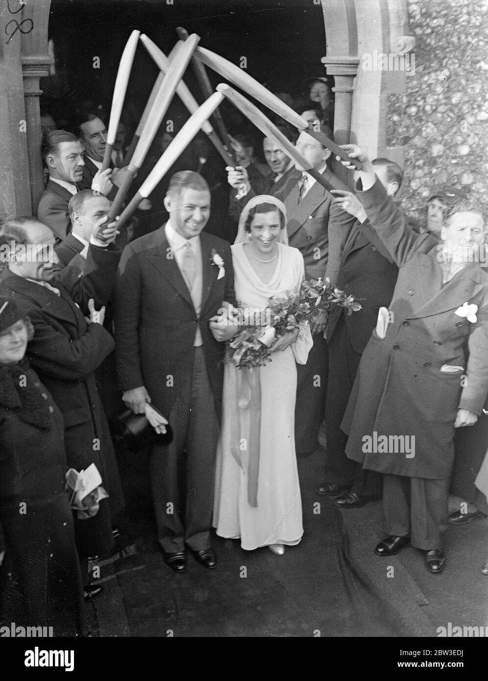 Ehrenwache der Cricket-Fledermäuse bei Essex Captain 's Hochzeit , Herr T Pearce , Miss Stella Rippon in Chelmsford . 15. Januar 1935 Stockfoto