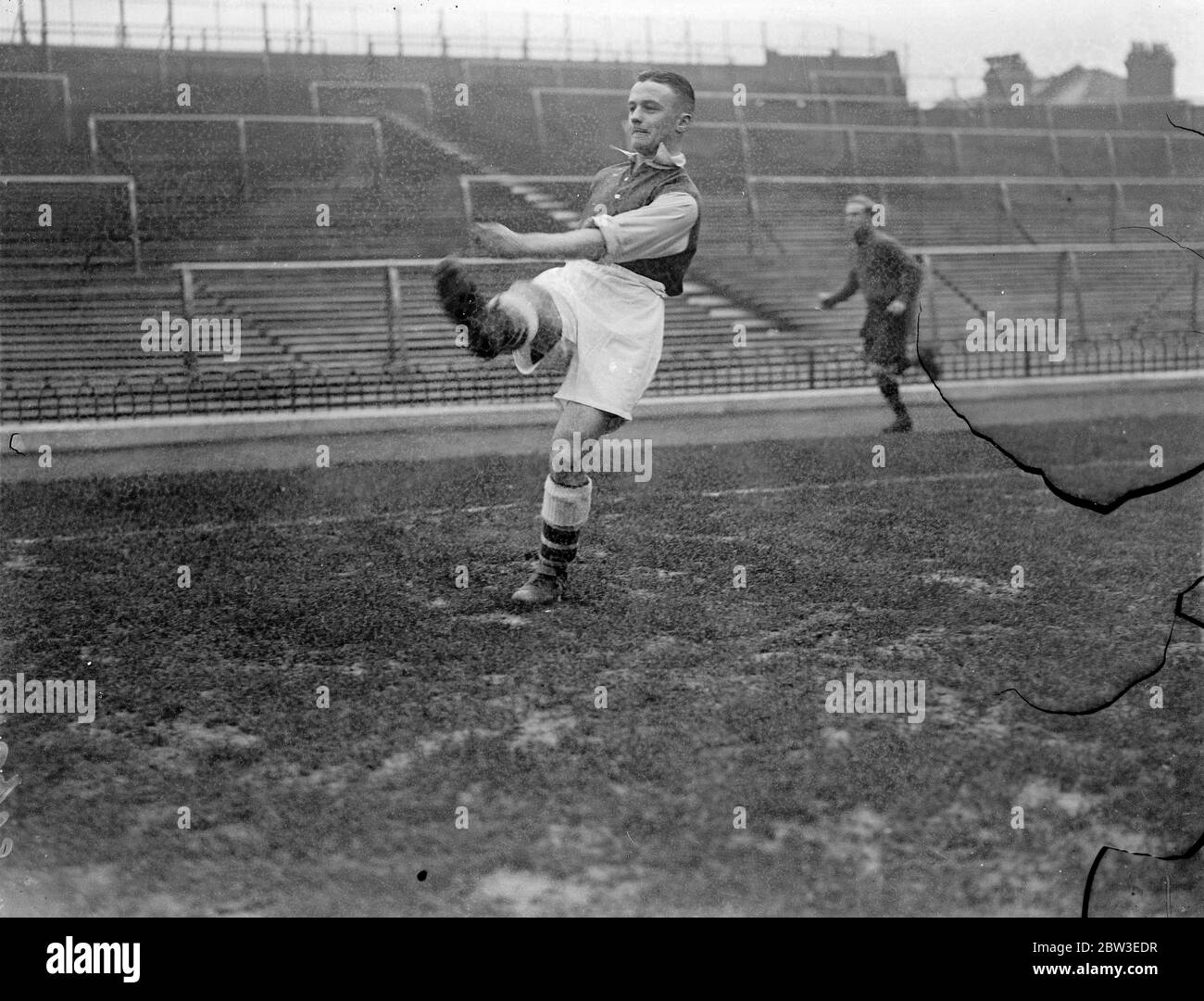 Arsenal ' s neue schottische Vorwärtszüge in Highbury , nach einer großen Geld-Transfer-Gebühr . Robert Davidson, die von innen nach vorne übertragen von St. Johnstone. Februar 1935 Stockfoto