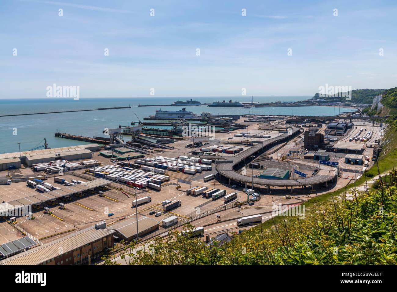 Der Hafen von Dover mit mehreren Fähren in Sicht Stockfoto