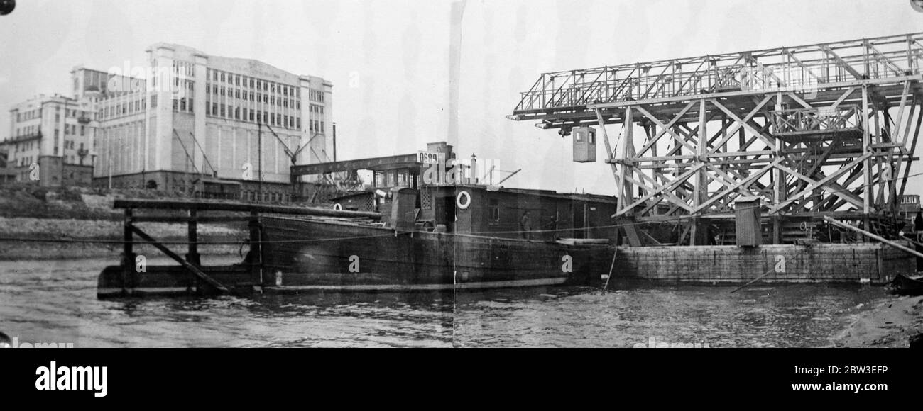 Der Hafen von Samara an der Wolga, im südöstlichen Teil Russlands. Ein Lastkahn wird mit einem Kran auf die Samara-Anrainenker entladen. 30. November 1934 Stockfoto