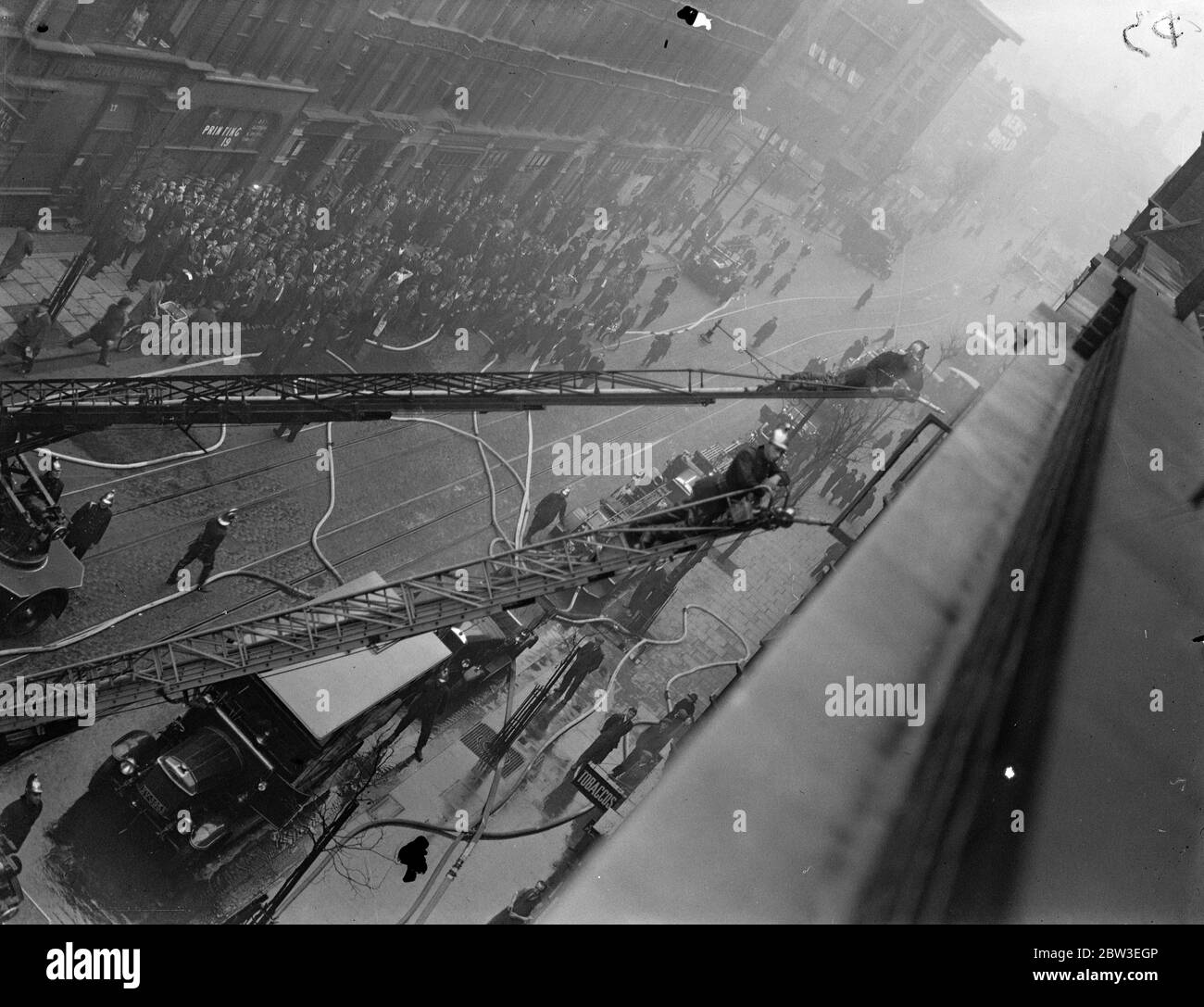 Die Feuerwehr besuchen den großen Brand in Rosebery Avenue, London, bei den Werken von Artisco, die Modellbildhauer. Dezember 1934 Stockfoto