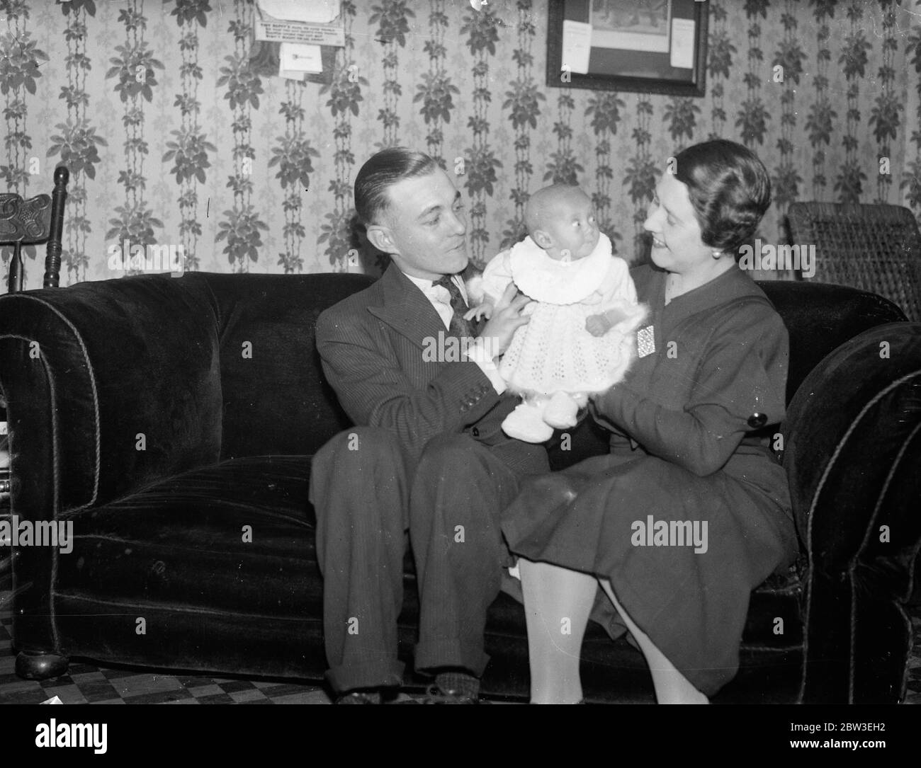 Mit einem Gewicht von 16 Unzen bei der Geburt verlässt das kleinste Baby der Welt das Pflegeheim nach seinem 6 Monate Kampf um das Leben. 29 Dezember 1934 Stockfoto