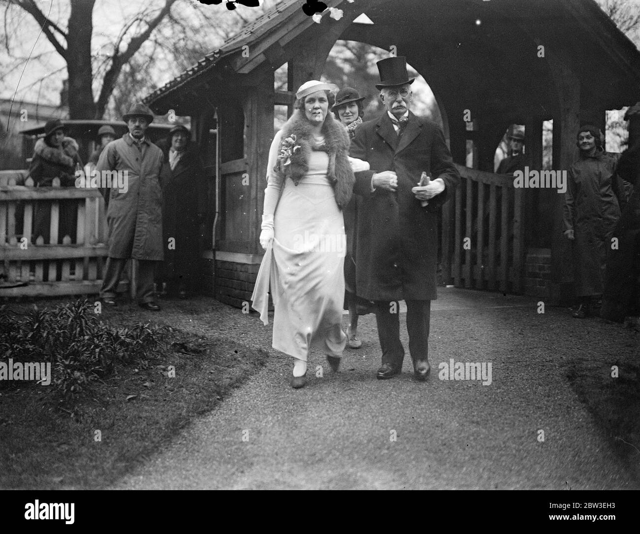 Der Lord Chief Justice, Lord Hewart, heiratete in der Dorfkirche in Totteridge, zu Miss Jean Stewart, die Braut, die ihn durch seine Krankheit genährt. Foto zeigt ; die Braut bei der Ankunft in der Kirche . 29 Dezember 1934 Stockfoto