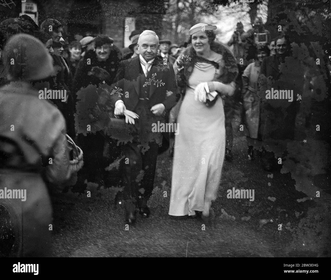 Der Lord Chief Justice, Lord Hewart, heiratete in der Dorfkirche in Totteridge, zu Miss Jean Stewart, die Braut, die ihn durch seine Krankheit genährt. 29 Dezember 1934 Stockfoto