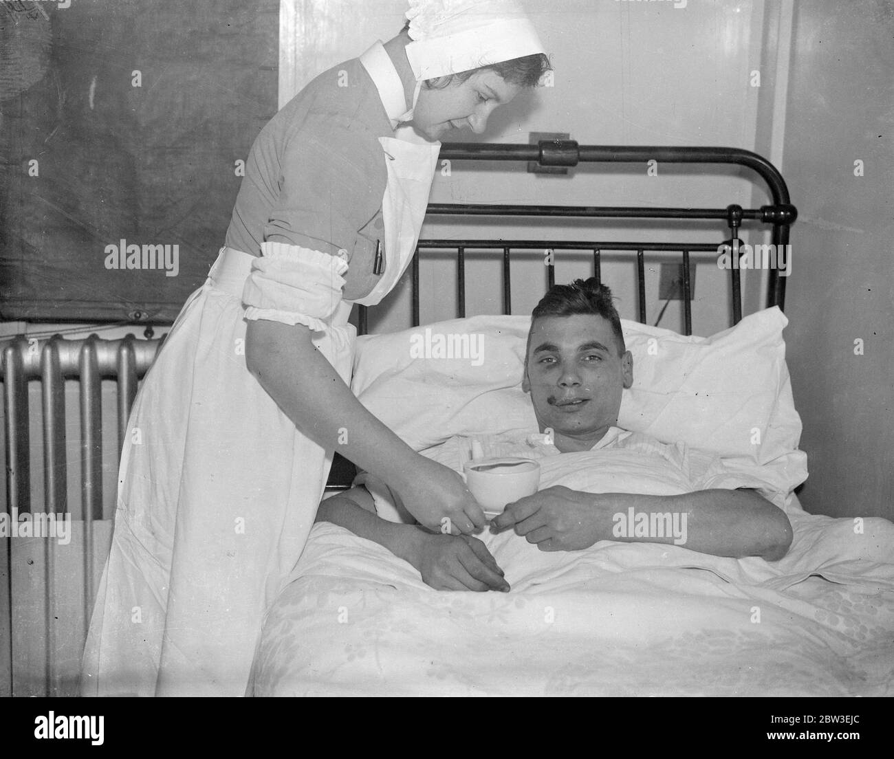 Harry Wright im Bett im Krankenhaus, hofft, dass die Charlton Torwart fit für Cup Krawatten sein. 31 Dezember 1934 Stockfoto