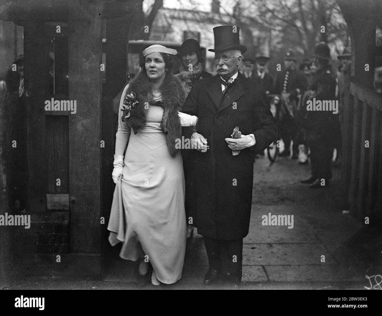 Der Lord Chief Justice, Lord Hewart, heiratete in der Dorfkirche in Totteridge, zu Miss Jean Stewart, die Braut, die ihn durch seine Krankheit genährt. Foto zeigt ; die Braut bei der Ankunft in der Kirche . 29 Dezember 1934 Stockfoto