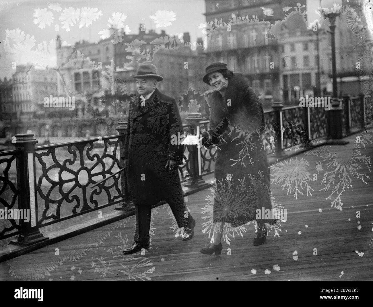 Der Lord Chief Justice , Lord Hewart , Spaziergang entlang der Pier in Brighton mit seiner neuen Braut , Lady Hewart auf ihren Flitterwochen . 30 Dezember 1934 Stockfoto