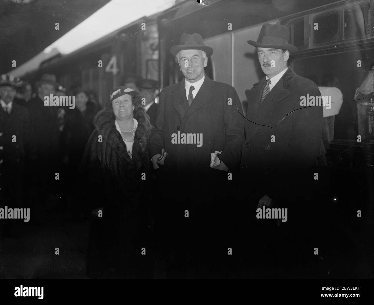 Sir John Simon und Anthony Eden verlassen Genf in der Schweiz. 10. Januar 1935 Stockfoto