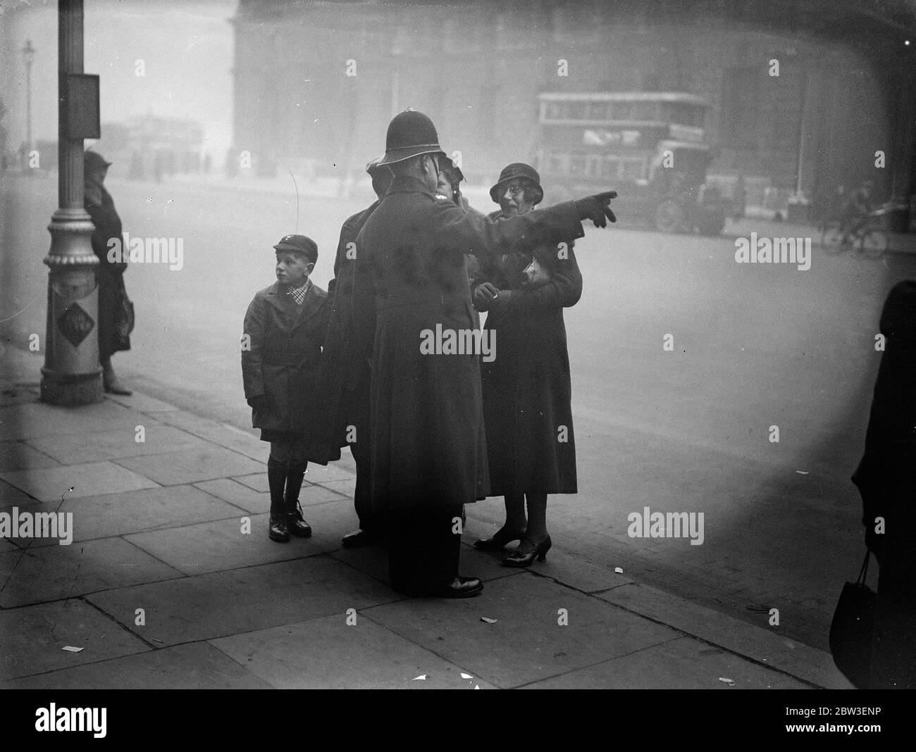 Die Polizei lehrt Fußgänger, wie man die Straße über die Kreuzung in Whitehall, London überqueren. 10. Januar 1935 Stockfoto