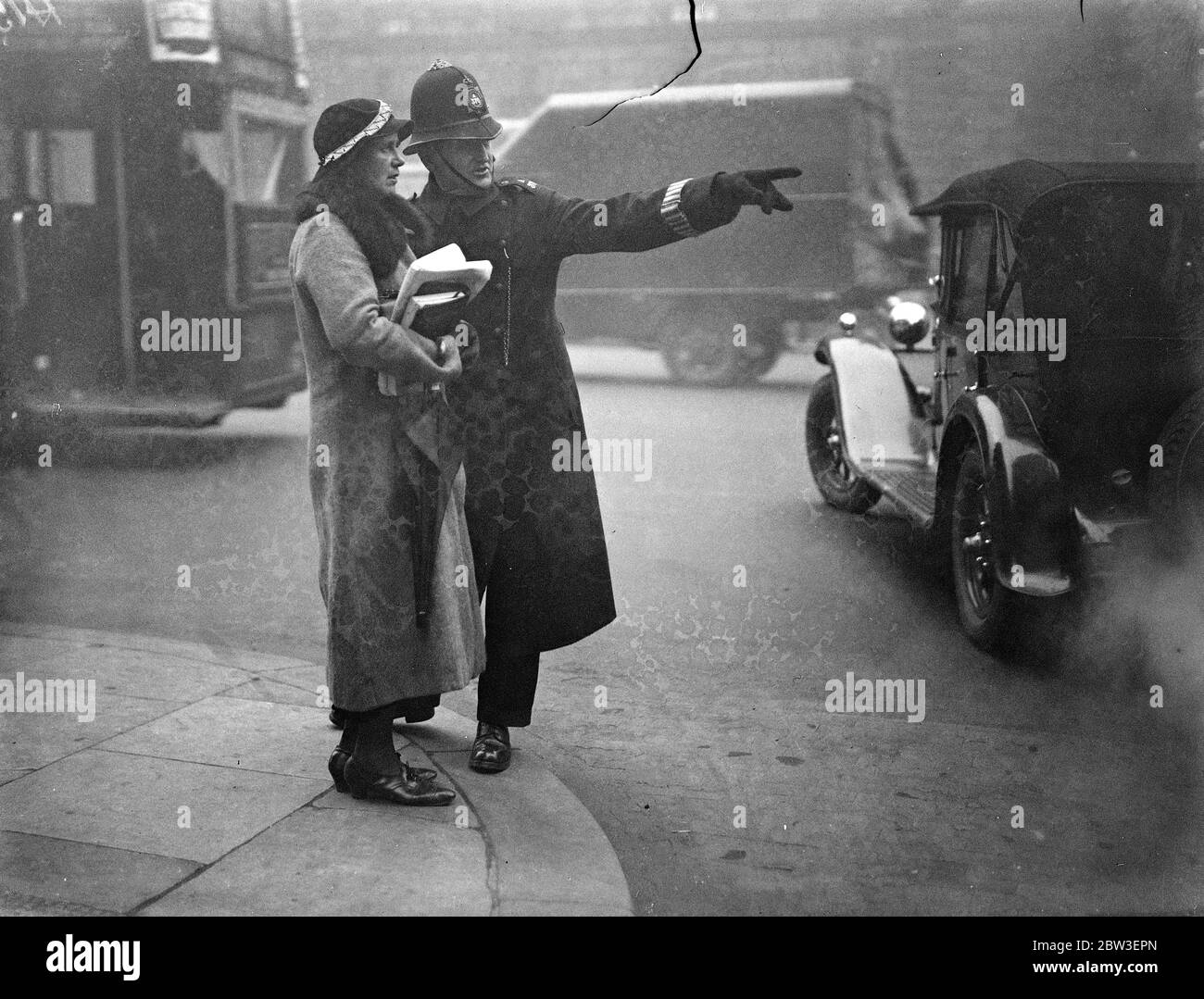 Die Polizei lehrt Fußgänger, wie man die Straße über die Kreuzung in Whitehall, London überqueren. 10. Januar 1935 Stockfoto