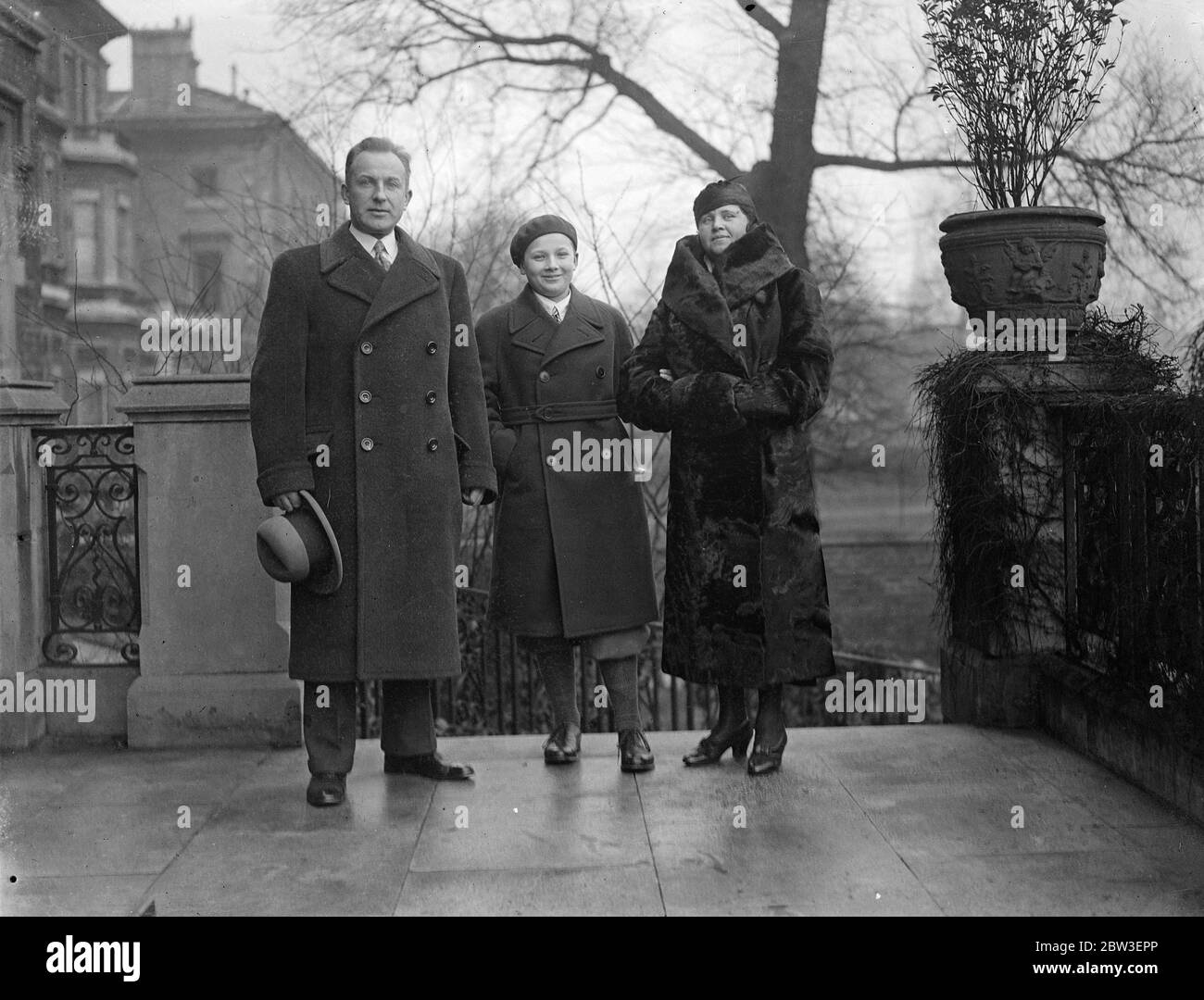 General Vitovt Putna, der neue sowjetische militärische Attache in London mit seiner Familie. 11. Januar 1935 Stockfoto