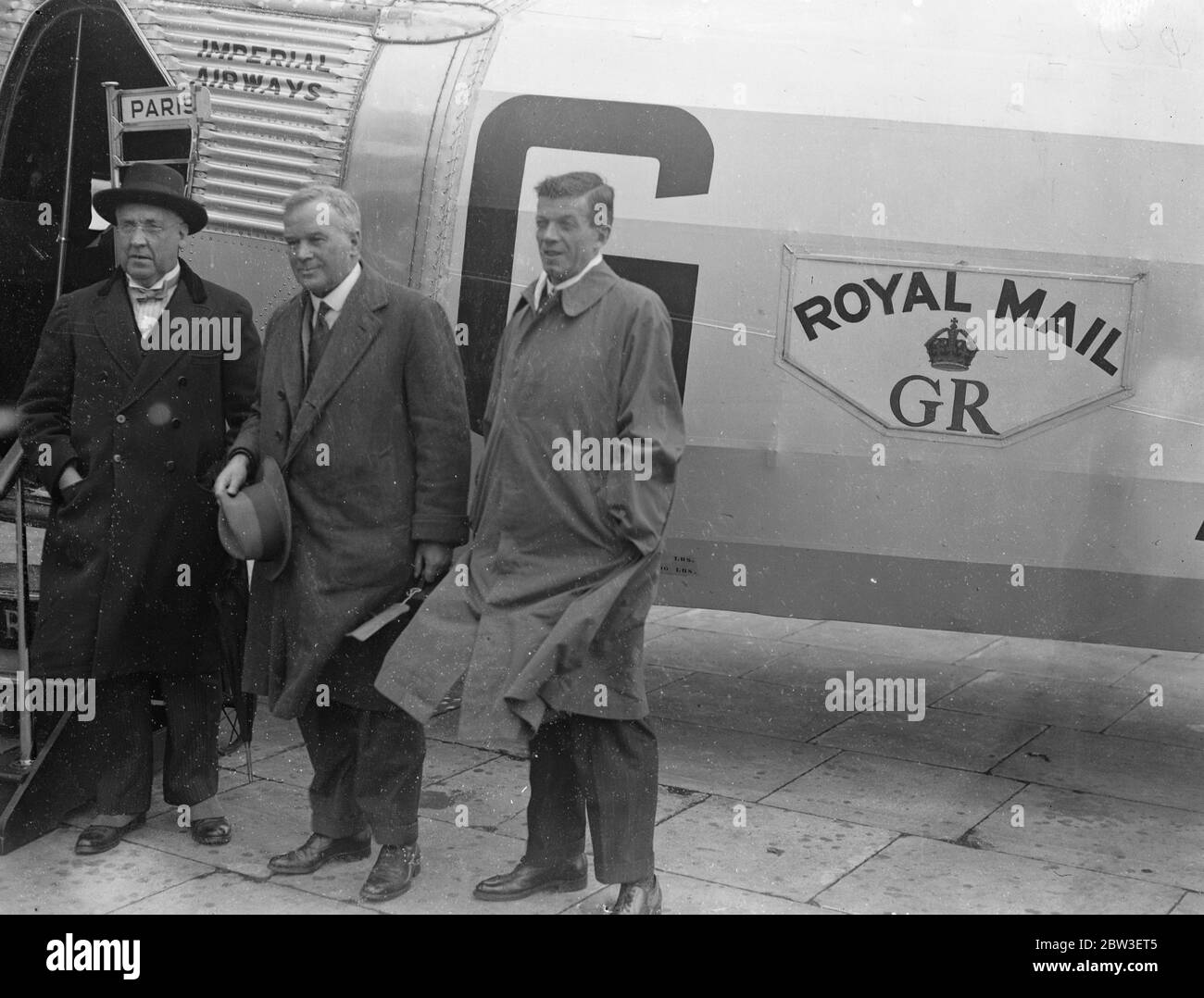 Nach Indien und zurück. Professoren zurück am Croydon Flughafen nach ihrem Blitzbesuch zum Royal College of Surgeons in Indien. 14. Januar 1935 Stockfoto