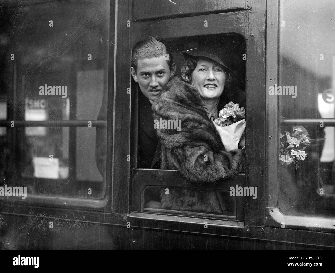 Lena Chisholme mit dem Komponisten Ehemann nach Amerika. Lena Chisholme und ihr Mann, Herr Oddo Weber, in ihrem Kutschenfenster bei Waterloo. Januar 1936 Stockfoto