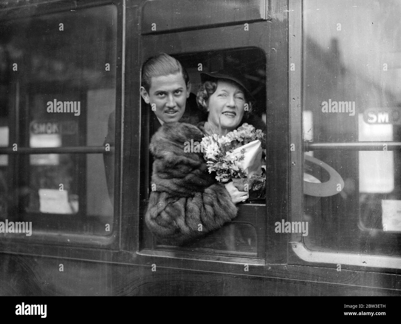 Lena Chisholme mit dem Komponisten Ehemann nach Amerika. Lena Chisholme und ihr Mann, Herr Oddo Weber, in ihrem Kutschenfenster bei Waterloo. Januar 1936 Stockfoto