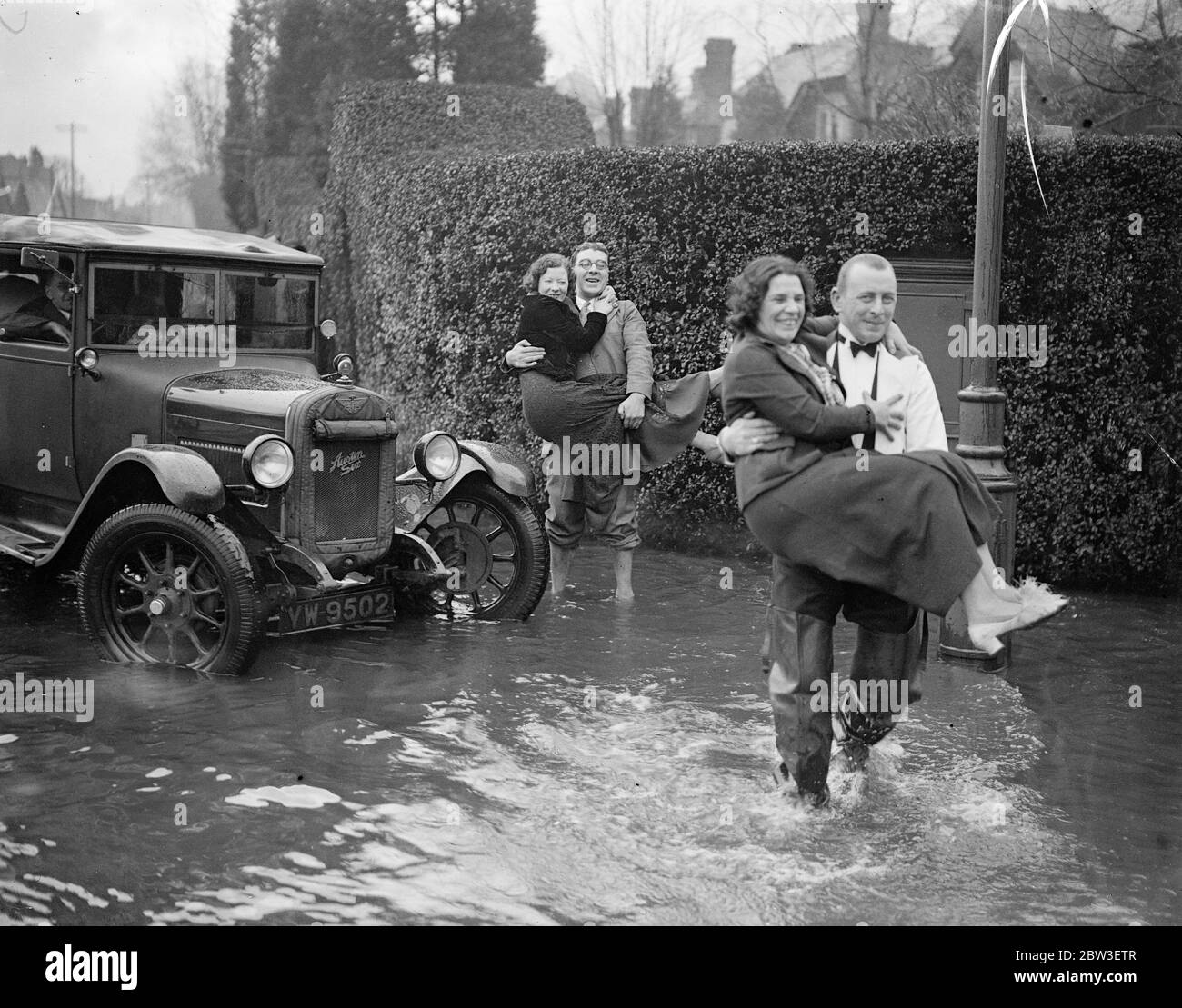 Moderne Ritter der Fluten . Rettung von Mädchen vor den Überschwemmungen in Maidenhead . Januar 1936 Stockfoto