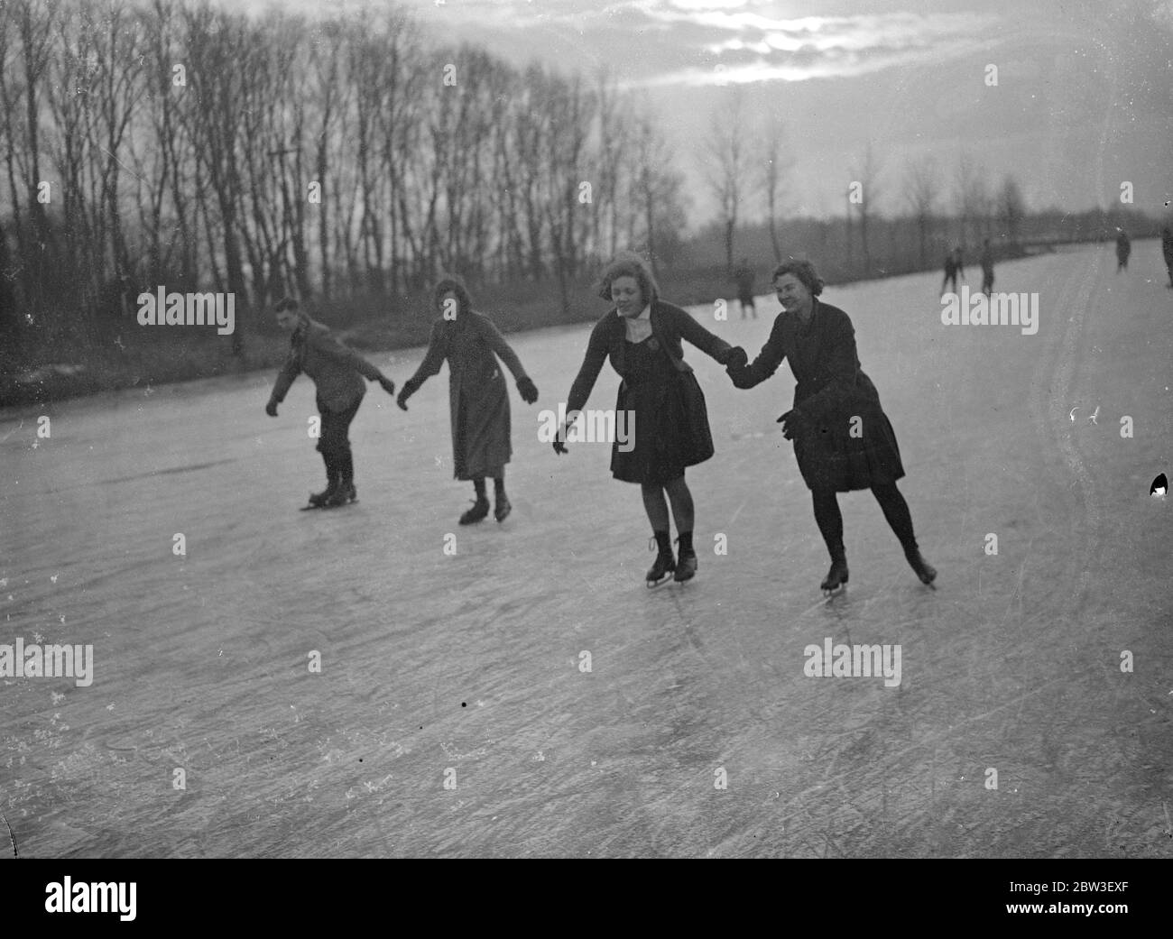 Skating in vollem Gange auf berühmten Lingay Fen, Lincolnshire. Ein allgemeiner Blick auf das Skaten auf Lingay Fen. 22 Dezember 1935 Stockfoto