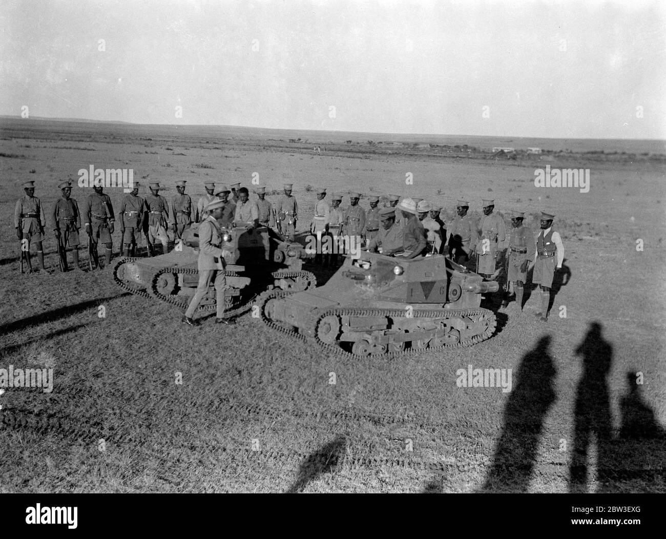 Abessinier Kommandant sieht über die Beute des Krieges, italienischen Panzer. Hat Nasibu, der Abessinier Kommandant an der Südfront, hat es geschafft, seine Ausrüstung auf Kosten seiner italienischen Feinde erheblich zu erweitern. RAS Nasibu hat sich besonders erfolgreich mit Gesprächen, von denen er eine Reihe gefangen. Männer seiner Armeen werden nun geschult, um diese modernen Waffen, die ihnen vor der gegenwärtigen Kampagne unbekannt waren, zu verwenden. Foto zeigt, Ras Nasibu (zu Fuß) Inspektion erfasst italienischen Panzer mit Mitgliedern seines Personals in Jijiga Bezirk. 27 Dezember 1935 Stockfoto