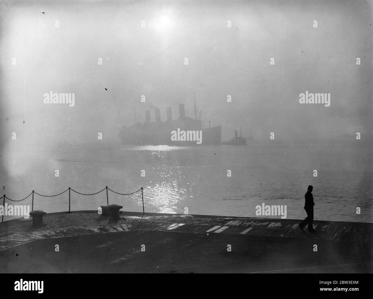 Aquitania wurde für sechzehn und eine halbe Stunde in Cowes durch den dichten Nebel gehalten. Foto zeigt die Aquitania, die im Nebel in Southampton andockt. 21 Dezember 1935 Stockfoto