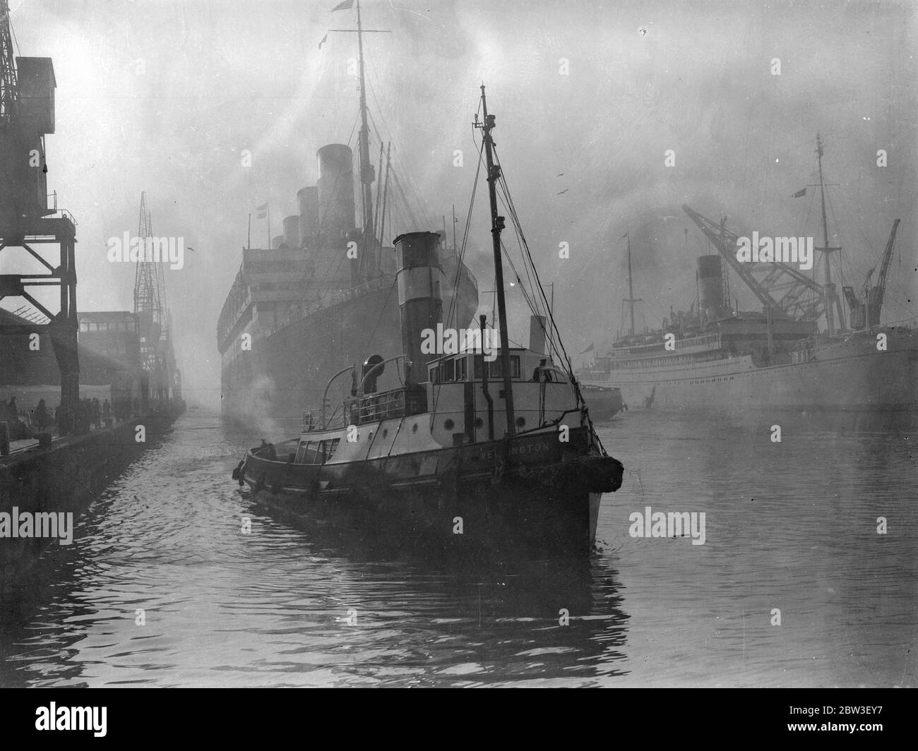 Aquitania wurde für sechzehn und eine halbe Stunde in Cowes durch den dichten Nebel gehalten. Foto zeigt die Aquitania, die im Nebel in Southampton andockt. 21 Dezember 1935 Stockfoto