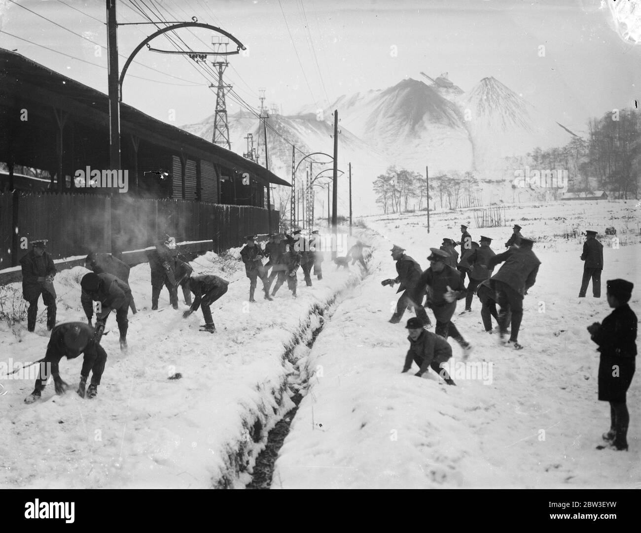 Die Saar Volksabstimmung . Britische Soldaten in der Saar genießen Schneekämpfe während der Ruhezeiten von Bewachung der Wahllokale. 13. Januar 1935 Stockfoto