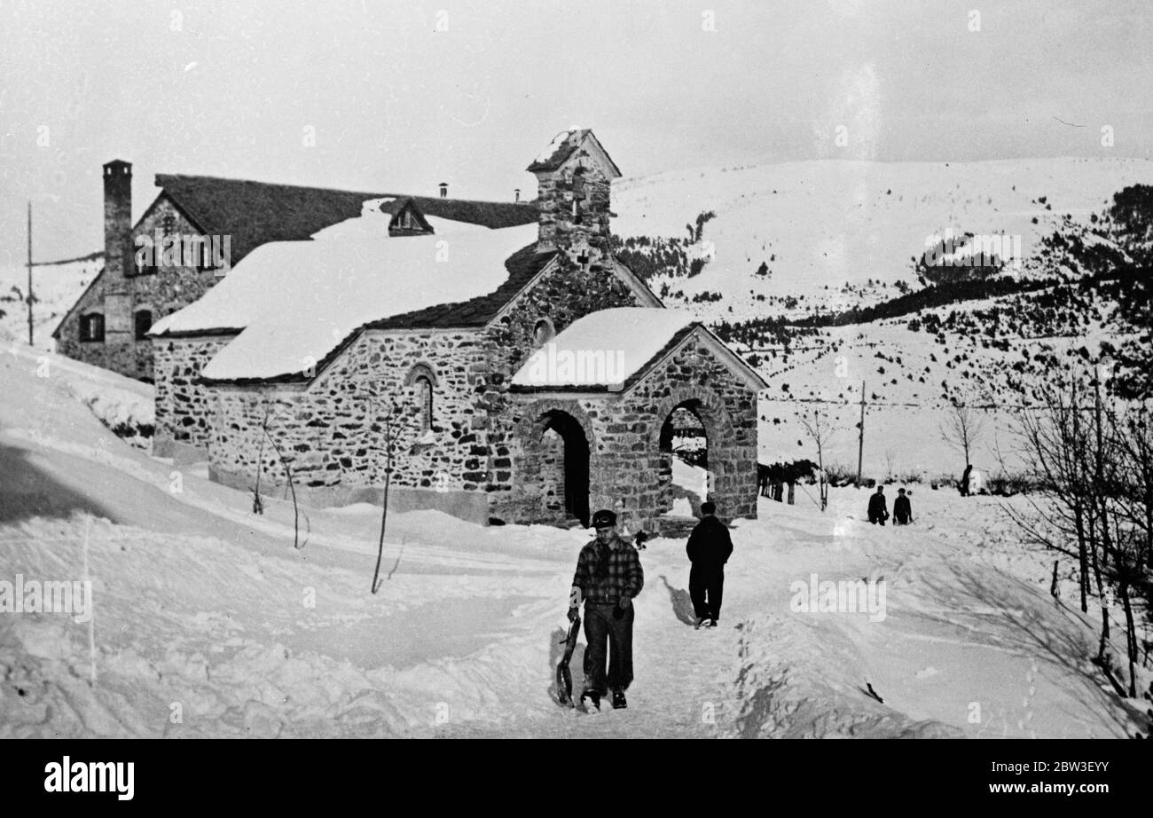 Schnee in Spanien . Wintersport im Land der Sonne. Wintersportler im Schnee auf Molina de Aragon , Guadalajara , Spanien . 21 Dezember 1935 Stockfoto