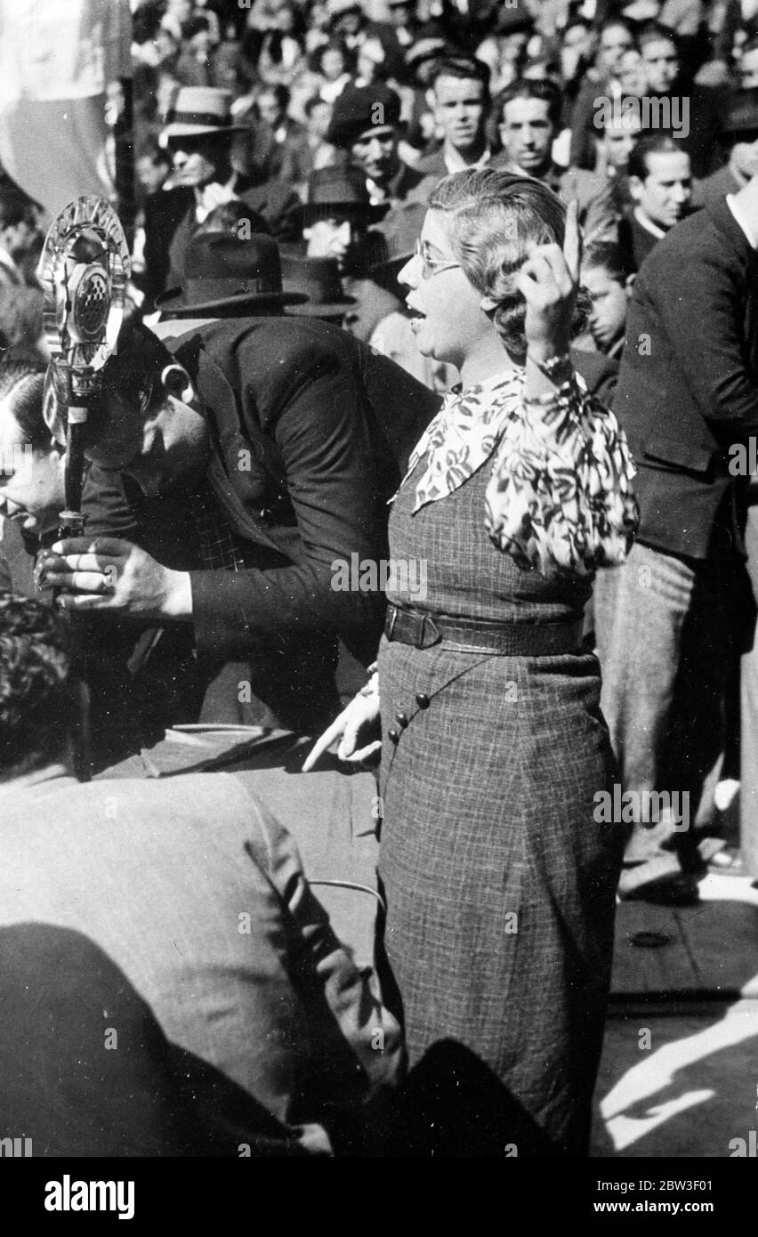 Sie hebt den Finger und eine Menge hört zu. Senorita Moris Luisa Bergallo, eine der führenden jungen Politikerinnen Spaniens, sprach eine gigantische Demonstration der Volksfront an, die in der Stierkampfarena von Barcelona stattfand. Foto zeigt, Senorita Maris Luisa Bargallo hebt ihren Finger in einer ausgleichenden Geste, wie sie ihre Rede macht. 13 März 1934 Stockfoto