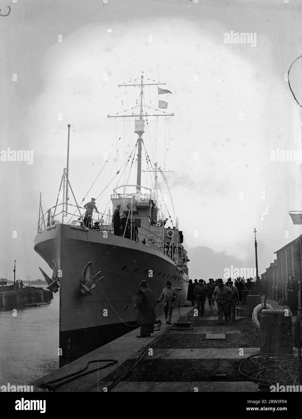 HMS Scarborough Haus nach zweieinhalb Jahren in Bermuda. Verwandte jubeln als HMS Scarborough in Chatham angekommen. 13 Dezember 1935 Stockfoto