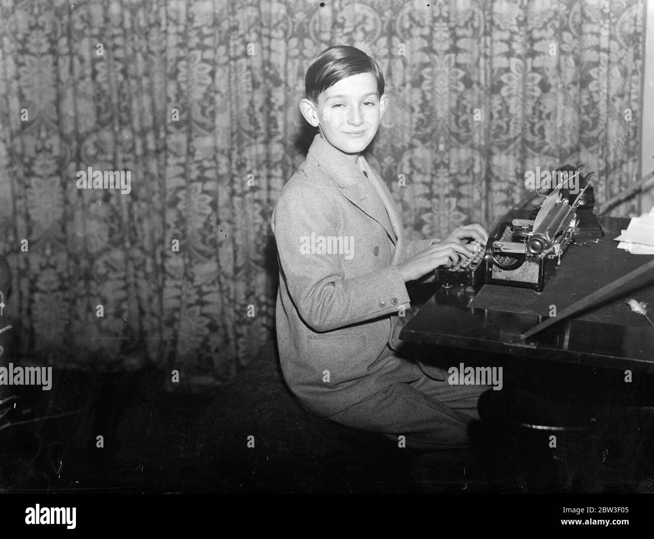 Schreiben seines dritten Buches im Alter von 11 Jahren. London Junge mit erstaunlichem Geschenk gekauft Schreibmaschine mit Lizenzgebühren . Robert Holland bei der Arbeit an seinem neuen Buch mit seiner Schreibmaschine. 21 Dezember 1935 Stockfoto