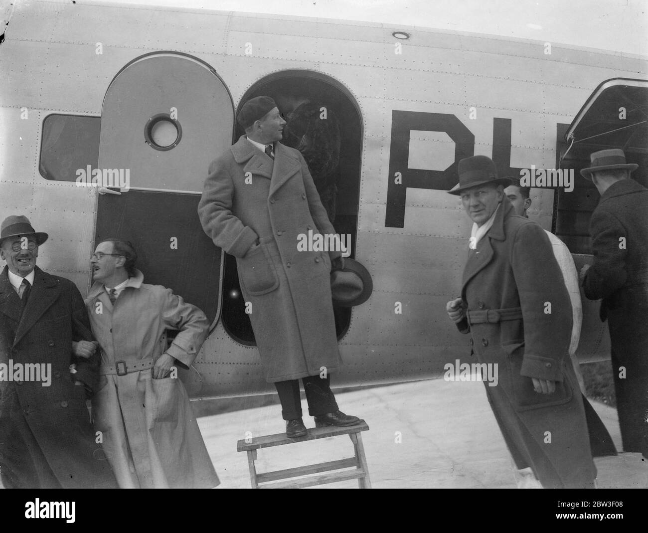 Anthony Fokker der niederländische Flugzeughersteller und Luftfahrtpionier Ausstieg aus einem Flugzeug. 19. Januar 1935 Stockfoto