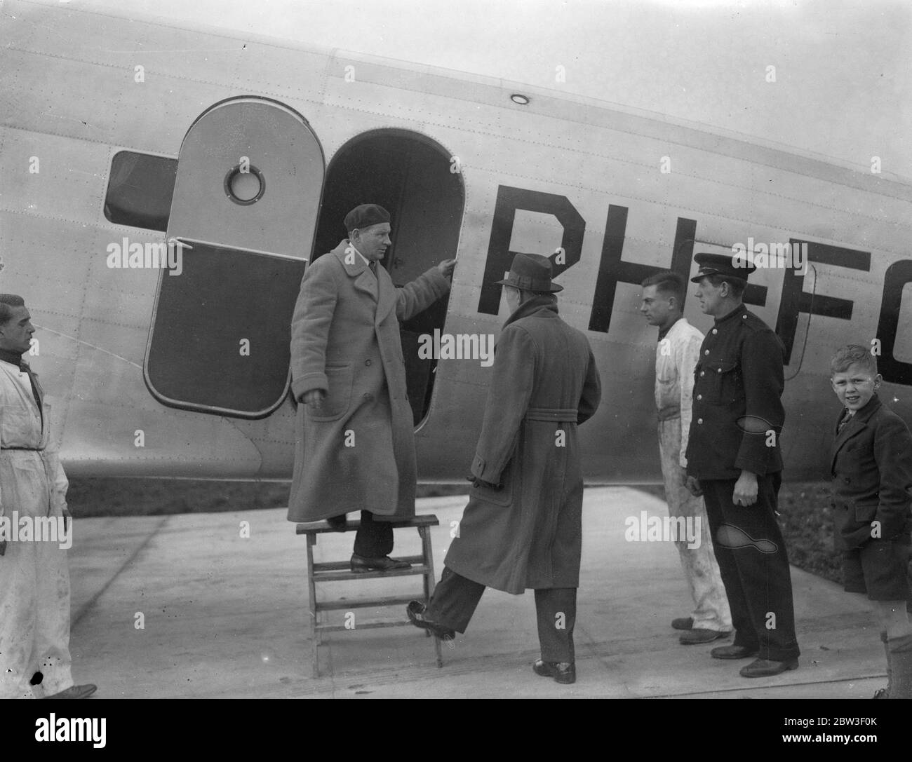Anthony Fokker der niederländische Flugzeughersteller und Luftfahrtpionier Ausstieg aus einem Flugzeug. 19. Januar 1935 Stockfoto