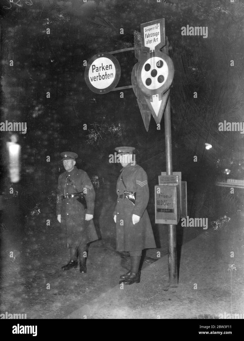 Die Saar Volksabstimmung . Zwei englische Militärpolizisten bewaffnet mit Revolvern im Dienst in Saarbrücken. 13. Januar 1935 Stockfoto