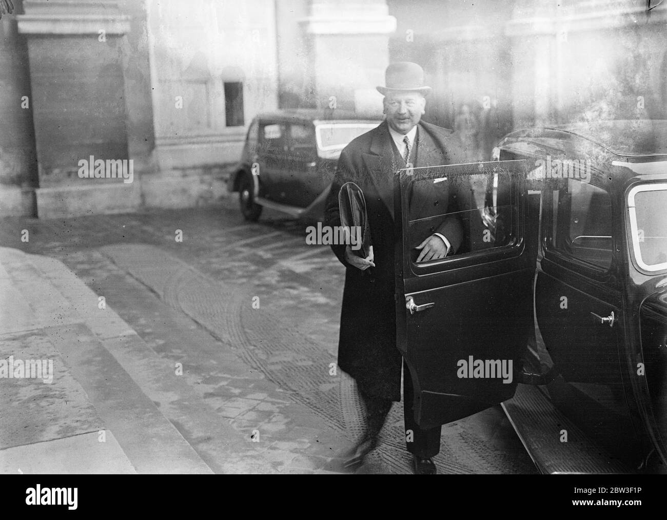 M Flandin kommt nach Locarno Unterzeichner treffen über die Germen Wiederbesetzung des Rheinlands in Paris . Vertreter der Unterzeichner des Locarno-Paktes (ohne Deutschland) trafen sich in Paris, um Hitlers Wiederbesetzung der entmilitarisierten Zone zu diskutieren. Die Länder sind Großbritannien, Frankreich, Italien und Belgien. Herr Flandin, der französische Außenminister, fordert den Rückzug deutscher Truppen aus dem Rheinland. Phot zeigt M Flandin der Französisch Forign Minister , Ankunft in der Quai d ' Orsat für die Konferenz . 10 März 1936 Stockfoto