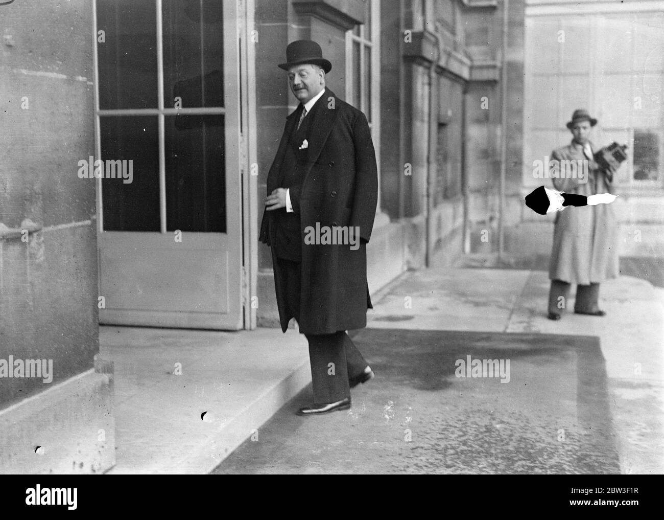 M Flandin kommt nach Locarno Unterzeichner treffen über die Germen Wiederbesetzung des Rheinlands in Paris . Vertreter der Unterzeichner des Locarno-Paktes (ohne Deutschland) trafen sich in Paris, um Hitlers Wiederbesetzung der entmilitarisierten Zone zu diskutieren. Die Länder sind Großbritannien, Frankreich, Italien und Belgien. Herr Flandin, der französische Außenminister, fordert den Rückzug deutscher Truppen aus dem Rheinland. Phot zeigt M Flandin der Französisch Forign Minister , Ankunft in der Quai d ' Orsat für die Konferenz . 10 März 1936 Stockfoto