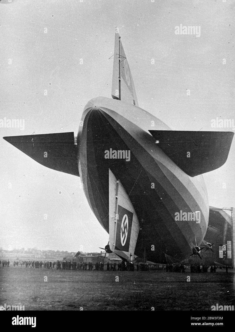 Der neue Zeppelin Deutschlands hat weitere Probeflüge. Deutschlands neuer Zeppelin Präsident Hindenburg, das neueste Luftschiff der Welt, hat weitere Probeflüge in Friedrichshafen gemacht, die sich auf den transatlantischen Dienst gestellt haben. Sie hat achtzig Passagiere und Besatzung und Experten des deutschen Luftministeriums aufgenommen. Foto zeigt, dass die Präsidentin Hindenburg nach einem Probeflug in ihren Hangar gelenkt wird. März 1936 Stockfoto