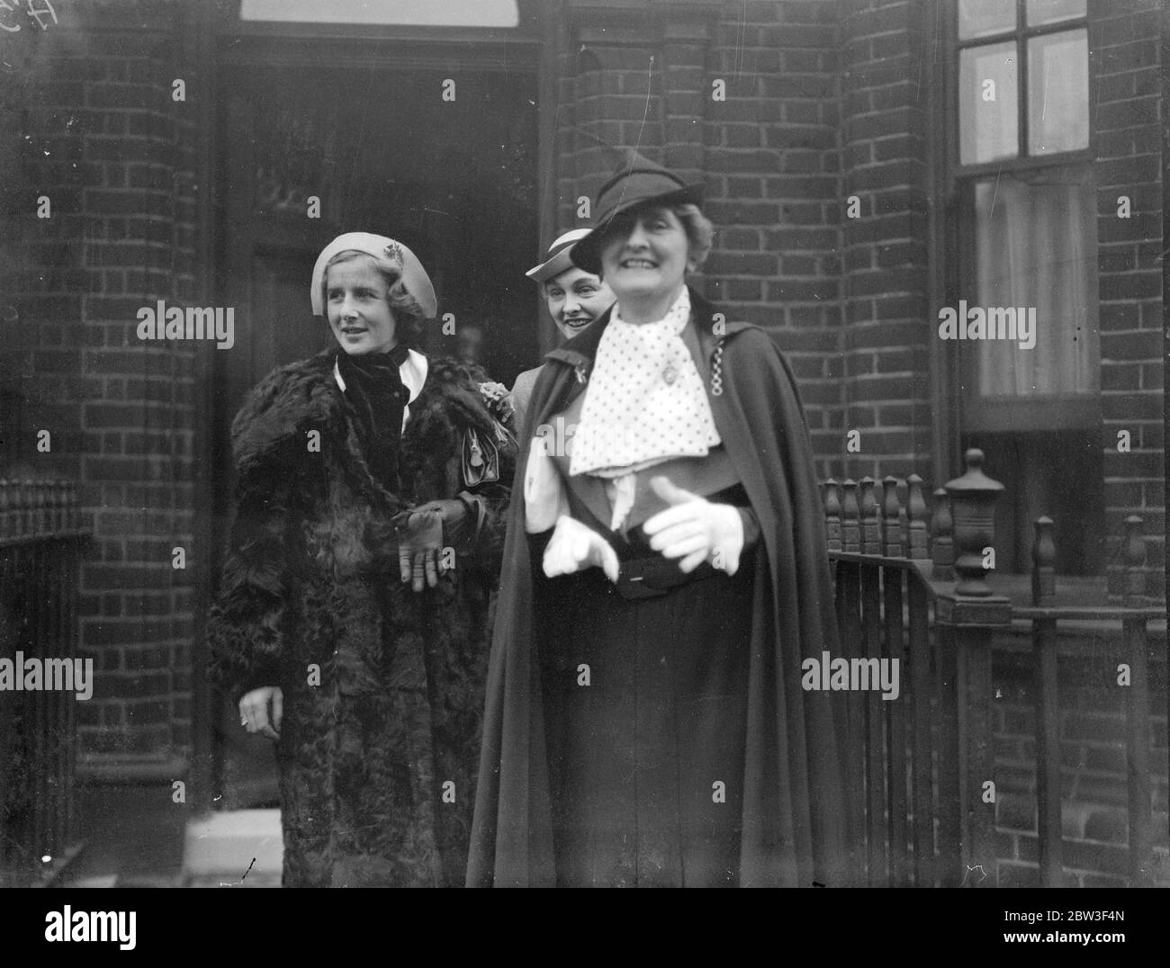 Die Hochzeit von Miss Mary Casson, Schauspielerin Tochter von Dame Sybil Thorndike und Herr Lewis Casson, Herrn William Bevlin, der junge Shakespeare-Schauspieler, fand in der Kirche unseres Heiligen Erlösers Chelsea. Die Braut, die zur römisch-katholischen Kirche konvertierte, ist für ihren Erfolg als Wendy in "Peter Pan" bekannt. Foto zeigt, Dame Sybil Thorndike (rechts) mit ihrer Tochter Ann Casson (Mitte) und Schwiegertochter, Frau John Casson (links) für die Kirche. März 1936 Stockfoto