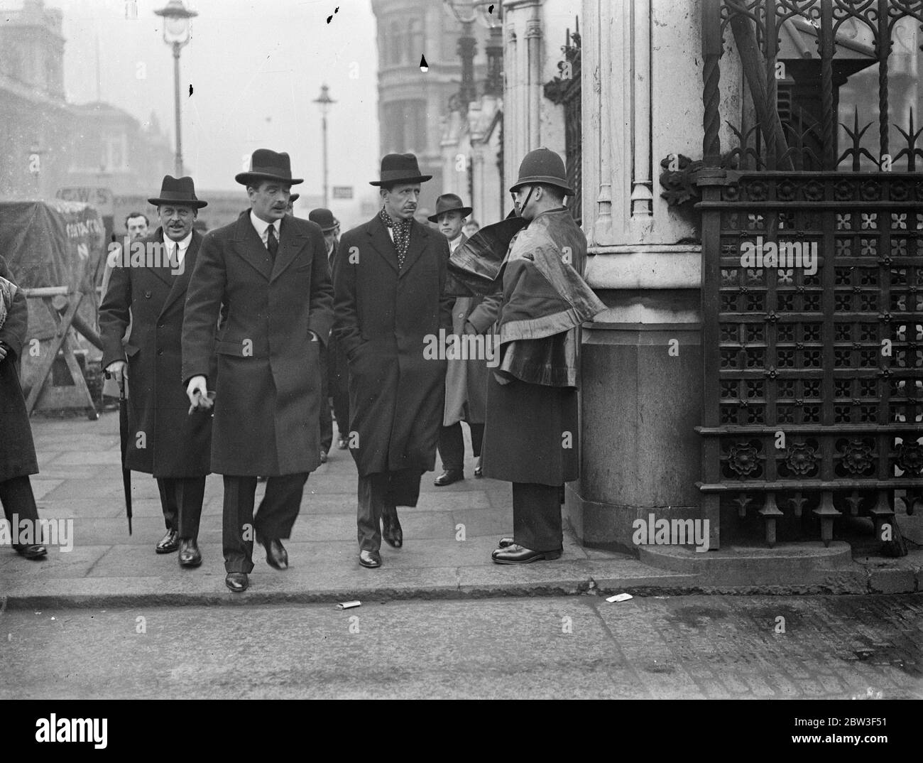 Augen der Welt auf Anthony Eden, als er ankommt, um im Unterhaus eine rheinische Erklärung abzugeben. Der Außenminister Anthony Eden ging ins Unterhaus, um seine Erklärung zur Haltung Großbritanniens gegenüber der Situation abzugeben, die durch Hitlers erneute Besetzung des Rheinlands geschaffen wurde. Foto zeigt, Herr Anthony Eden Ankunft im Unterhaus mit Herrn Grimsby Gore , erster Kommissar für Arbeiten (links) und Lord Cranbourne , Parlamentarischer Staatssekretär für auswärtige Angelegenheiten. März 1936 Stockfoto