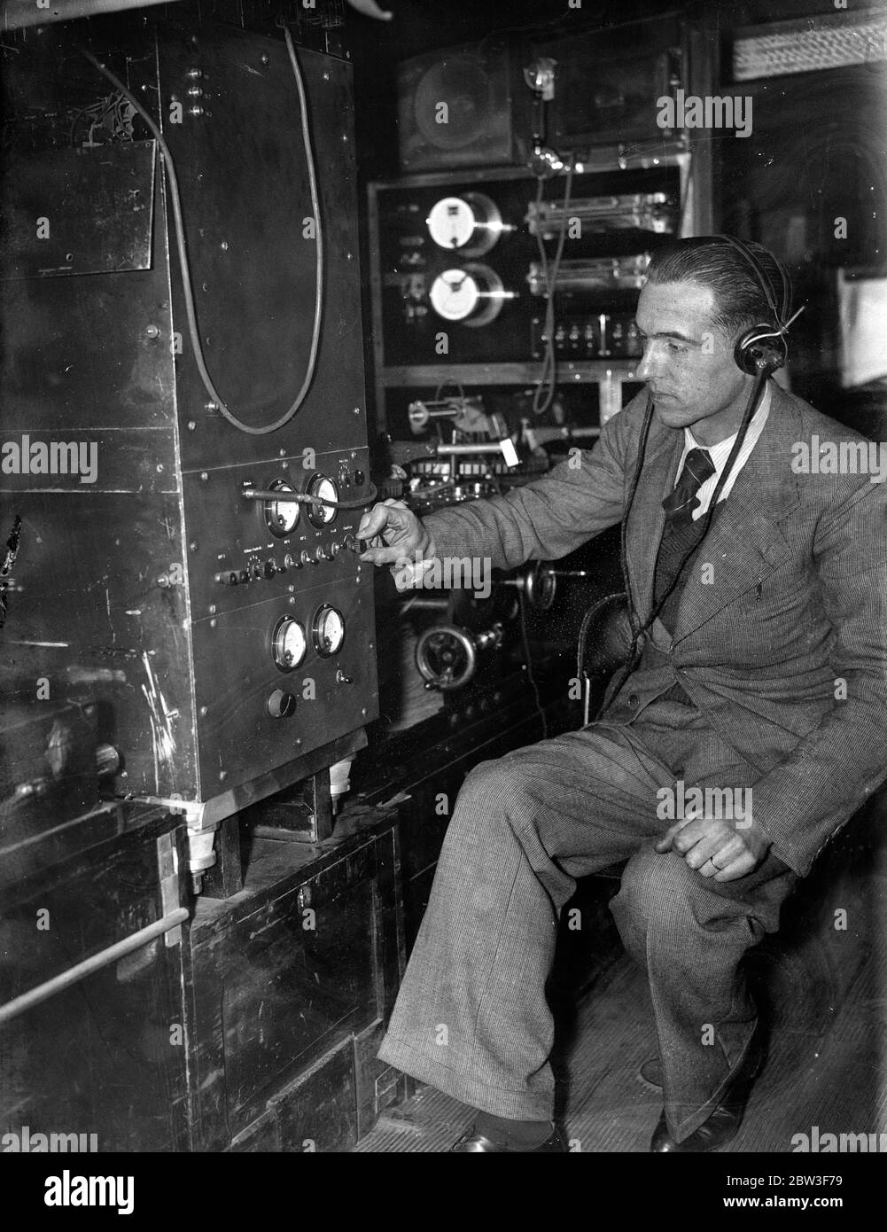 Radio Auto bietet laufenden Kommentar auf London Liga Treffen für französische Hörer. Ein mit speziellen Geräten ausgestattetes Auto wurde nach London geschickt, um dem französischen Radiosender Radio Cite die Nachricht vom Treffen des Ligarates im Palast von St. James zu übermitteln. Die Nachrichten werden von einem Experten für internationale Affirds aufgezeichnet und die Aufzeichnungen nach Paris geschickt und innerhalb weniger Stunden ausgestrahlt. Das Auto wurde zuvor nach Genf, Rom, Madrid, Leipzig und vielen anderen Orten, wo wichtige Ereignisse stattfinden geschickt. Foto zeigt, bei der Arbeit im Radio Auto in London. 14 März 1936 Stockfoto