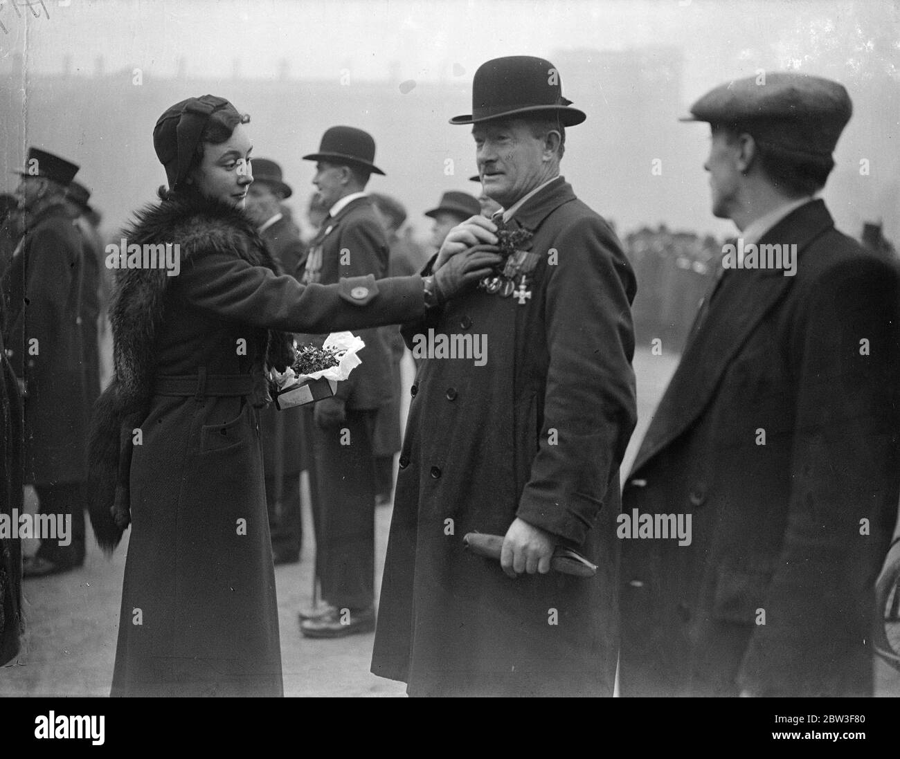VC erhält Shamrock bei aufgelöst irischen Regimenter jährlichen Parade . . Die jährliche Parade der Old Comrades Association der fünf aufgelösten irischen Regimenter, der 18 Royal Irish, der Connaught Rangers, der Leinster Regiment, Royal Munster Fusiliers und der Royal Dublin Fusiliers von Pipers der London Irish Gewehre geführt, Marschierte von Horse Guards zum Cenotaph, wo Kränze während ihrer jährlichen St. Patrick ' s Day Parade platziert wurden. Foto zeigt, Michael O ' Leary, VC, Empfang der Schamrock bei der Parade auf der Horse Guards. 15 März 1936 Stockfoto