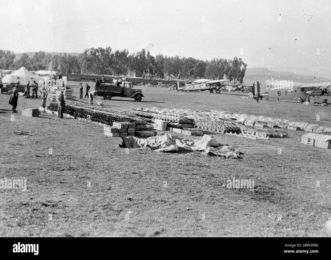 Bemerkenswerte Bilder der Schlacht von Enderta , Italiener zerquetschen Abessinier Kriegsminister ' s Truppen in der entscheidenden Schlacht . Diese Bilder gerade in London erhalten , grafisch erzählen die Geschichte der großen Schlacht in der Region Enderto von Nord-Abessinien , wo nach mehreren Tagen der heftigen Kämpfe die Italiener erzielte einen entscheidenden Sieg über die Truppen von Bas Lulugate , Abessinier Kriegsminister , Die inzwischen an einer Lungenentzündung gestorben ist, die durch Exposition bei der Leitung von Operationen verursacht wurde. Die Schlacht brach südlich von Makale aus. Die 1 und 3 italienischen Armeekorps erreichten ihr Ziel erst, nachdem sie einen Außerdienstlichen überwunden hatten Stockfoto