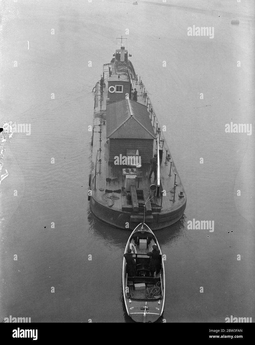 Der Cadogan Pier wird unter der Albert Bridge geschleppt. 22. Januar 1935 Stockfoto