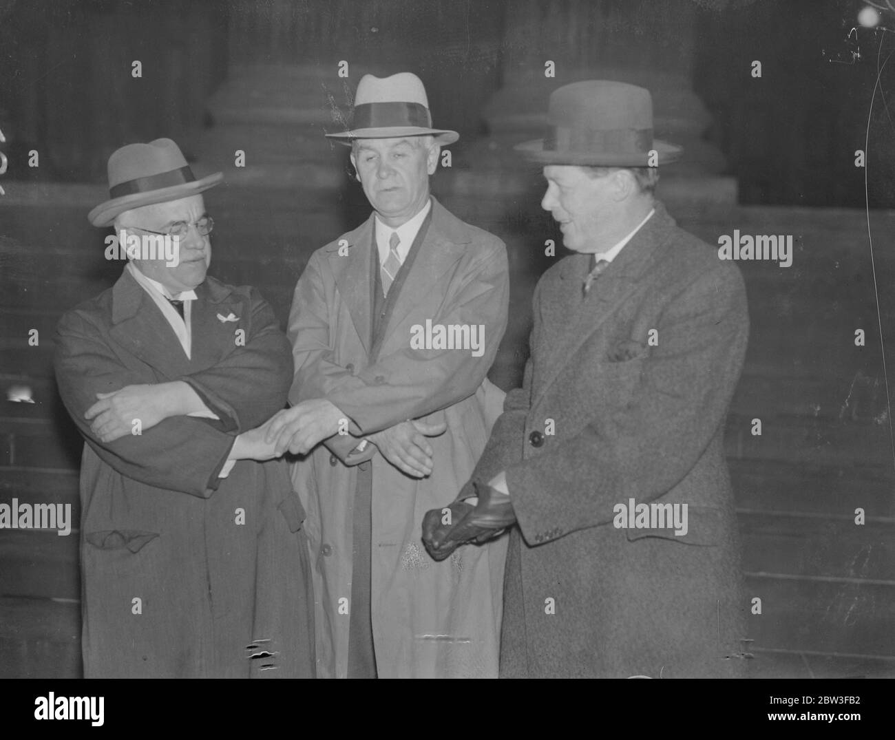 Drei Männer halten den Glauben mit neunundzwanzig Jahre alten Pakt in St. Paul ' s . November 1934 Stockfoto