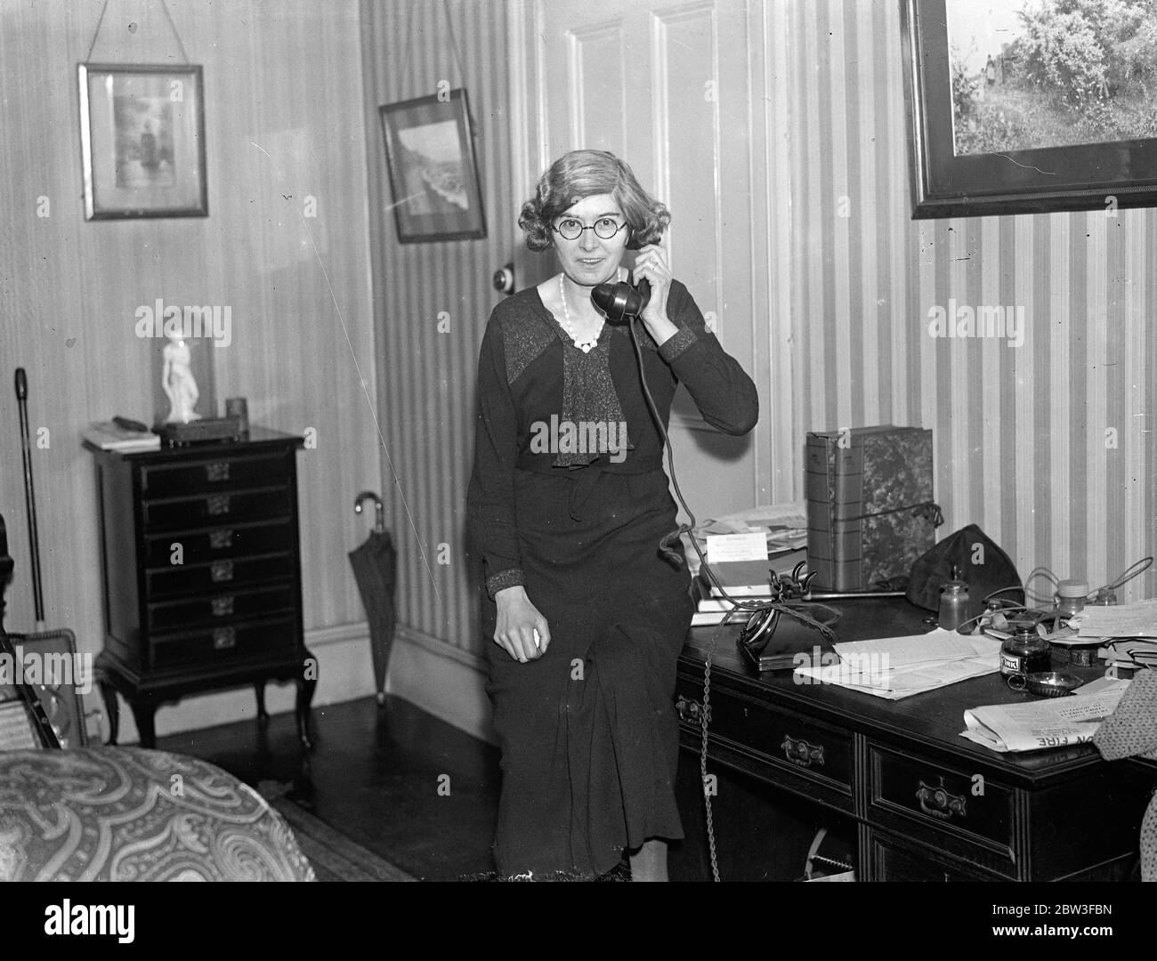 Jimmy Maxton engagiert sich für seine Sekretärin, Miss Madeline Glasier. 21. Januar 1935 Stockfoto