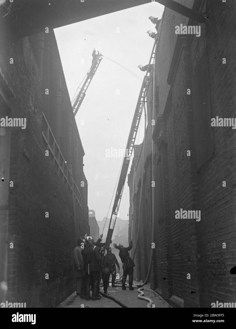 Feuerwehrleute bei der Arbeit, die sich mit den großen Gasarbeiten lodern in Wapping, London. 26. Januar 1935 Stockfoto